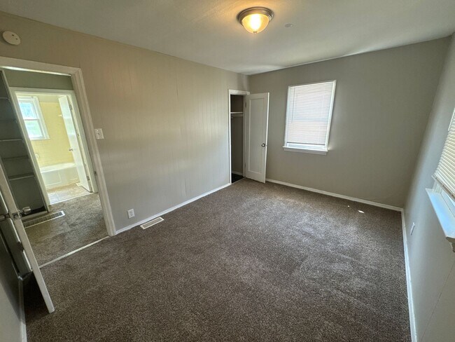 Building Photo - 306 Mueller Ave