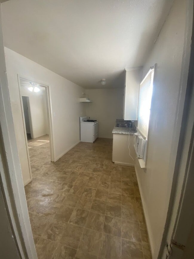Building Photo - 2 bedroom large yard ready to move in!