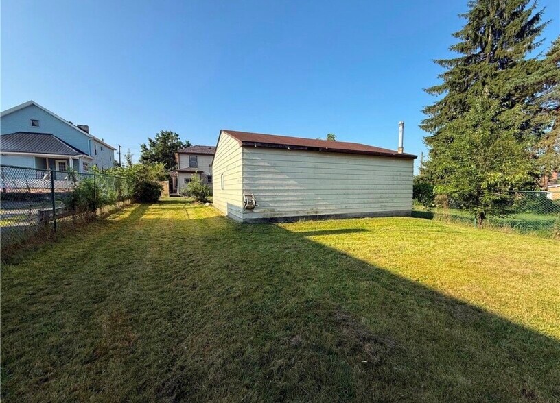 Building Photo - 303 E Lutton St