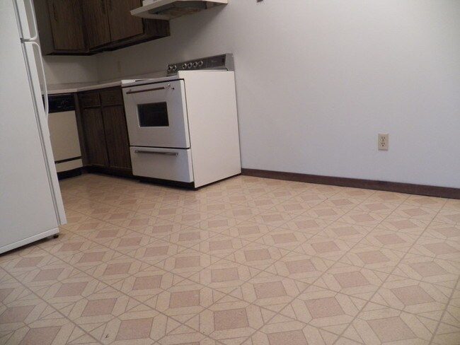 Building Photo - Large 2 bedroom!  Move In Special!!