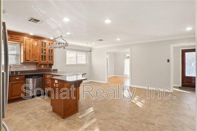 Building Photo - 4421 Lakewood Dr