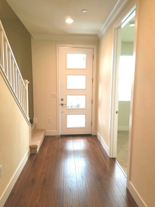 Building Photo - ALMOST NEW, SUPER CLEAN 2 BED, 2.5 BATHS, WOOD FLOORS, STAINLESS STEEL APPLIANCES, CLUBHOUSE WITH...