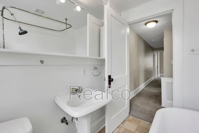 Building Photo - 463 Reinhard Ave