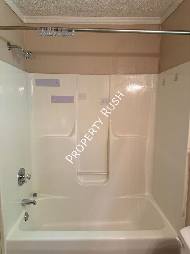 Building Photo - 1620 Hickory Pl