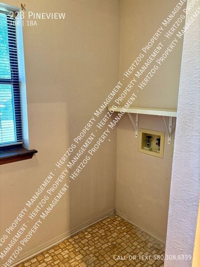 Building Photo - 223 Pineview-