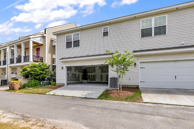 Building Photo - End Unit Townhome in Port Wentworth