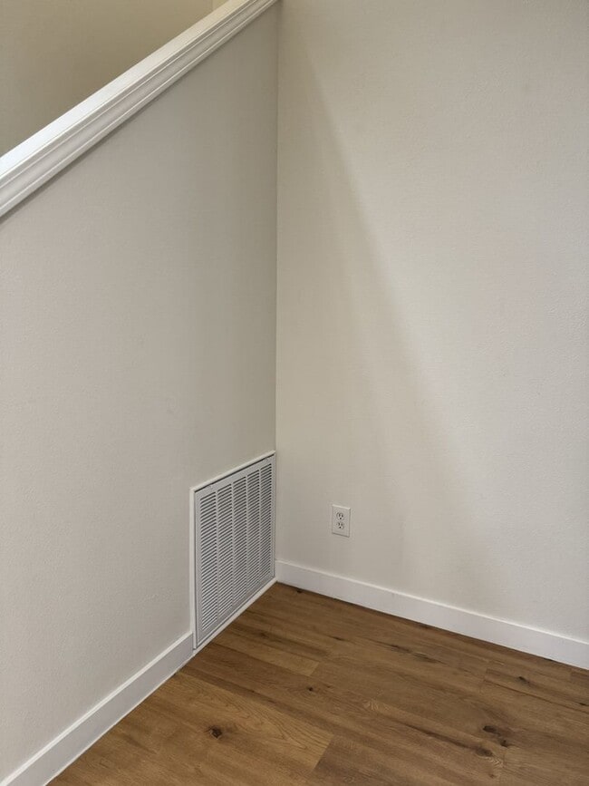 Building Photo - HARD TO FIND 4 BEDROOM