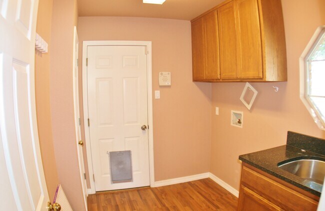 Building Photo - 4 Bed Home, 3 Car Garage! Zia School Distr...