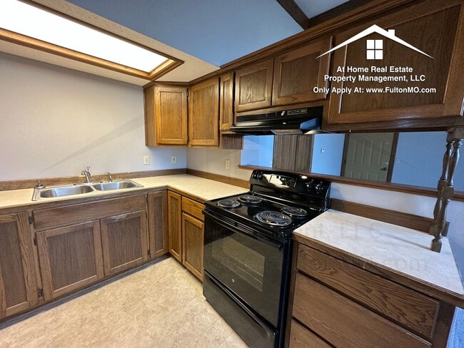 Building Photo - 101 East 10th Street, Apartment 13