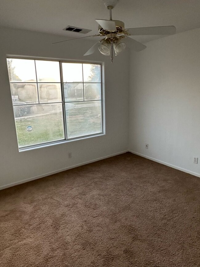 Building Photo - 1724 E Country Ct