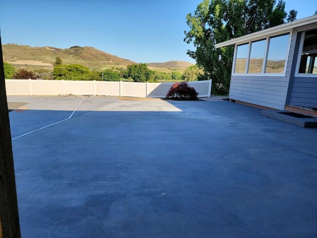 Building Photo - Spacious 3 Bed, 2 Bath Home with Shop & Stunning River Views – Clemans Addition