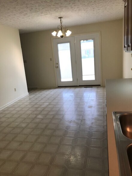 Eat-in area of Kitchen - 207 Leedy Way W
