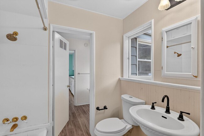 Building Photo - 2124 NE 78th Ave