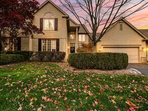 Building Photo - AVAILABLE NOW! Sun-Filled 3-Bed, 2.5-Bath Home with Golf Course Views in Bloomfield Hills
