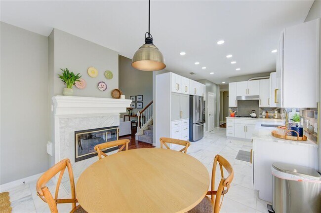 Building Photo - 1526 Forest Home Dr