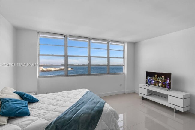 Building Photo - 801 Brickell Bay Dr