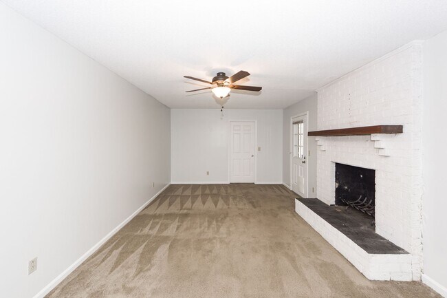 Building Photo - 3 Bedroom 2 Bath Home in Briarwood - Summe...