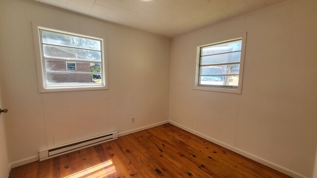 Building Photo - Two Bedroom duplex Available for Rent in L...