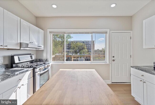 Building Photo - 3819 Roland Ave
