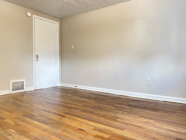 Building Photo - Large 2 bed 1 bath duplex with one car att...