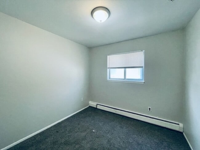 Building Photo - Cozy 3 Bedroom Ranch located on a quiet Wa...