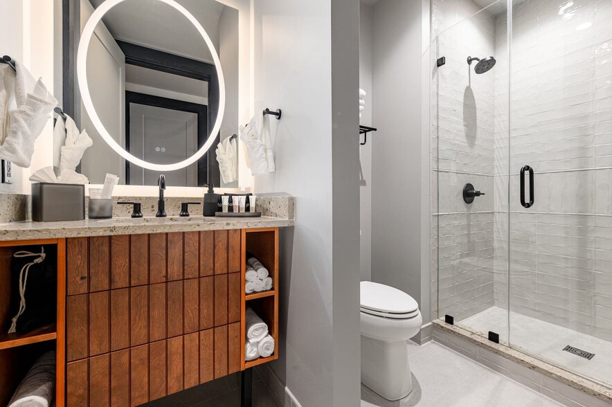 Building Photo - 1011 Canal St