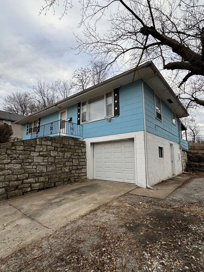 Building Photo - Charming 3 Bed, 2 Bath Home with New Updat...