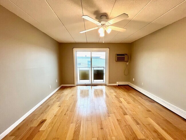 Building Photo - 4 Hawes St