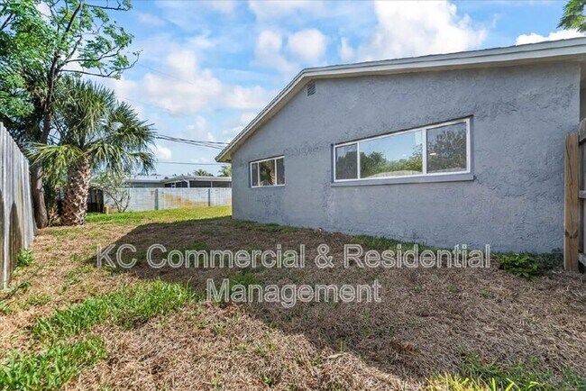 Building Photo - 484 Greenway Ave