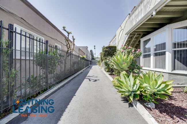 Building Photo - 1625 Normandie-22D