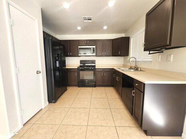 Building Photo - 4931 Lunetto Ave