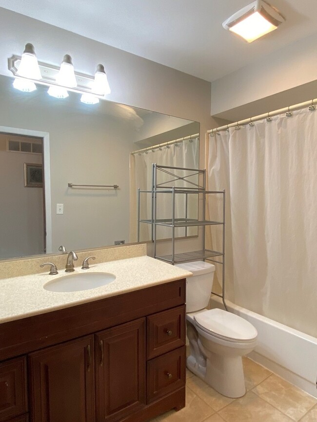 Building Photo - 7921 Knottingham Cir