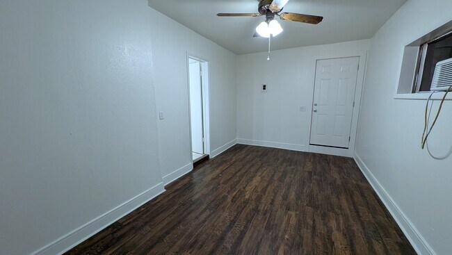 Building Photo - 317 W Dill St