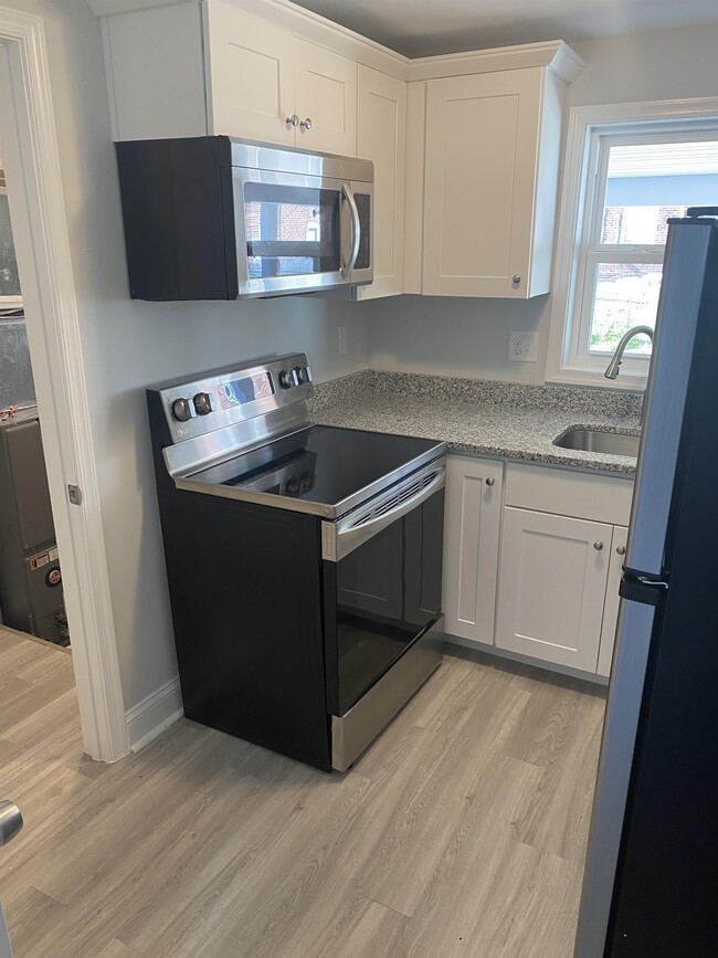 Building Photo - 400 Maple Ln