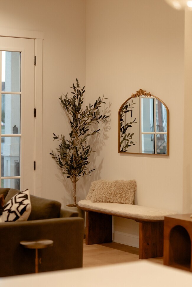 Building Photo - 1204 SW Franklin Dr