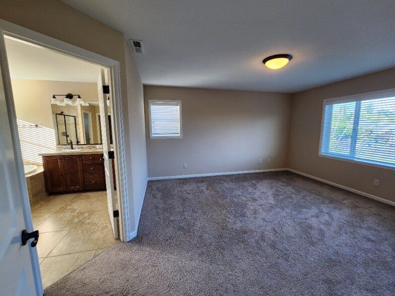 Building Photo - 6128 NW Trowbridge Dr