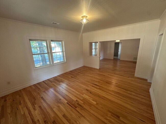 Building Photo - 402 Hart Ave