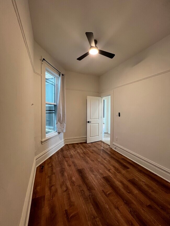 Building Photo - 5032 S Prairie Ave