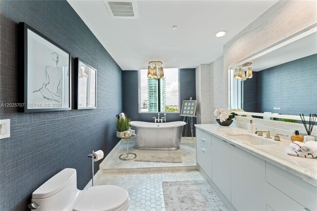 Building Photo - 5959 Collins Ave