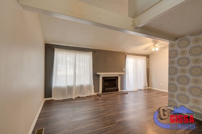 Building Photo - Cute townhome with 2 bedrooms - 1 1/2 bath...