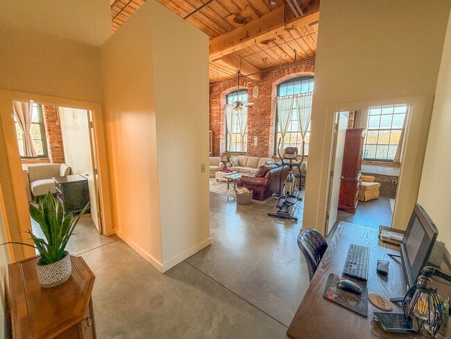 Building Photo - 400 Mills Ave