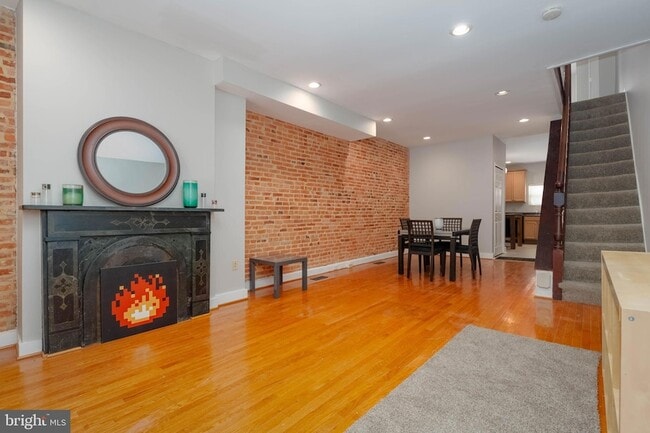 Building Photo - 224 N Milton Ave