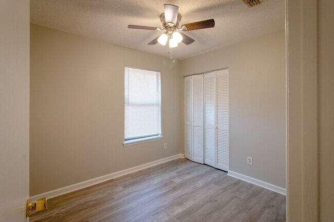 Building Photo - 2801 Ridgecrest Dr