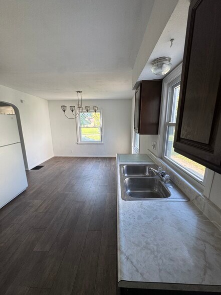 Building Photo - 4209 Oakridge Dr