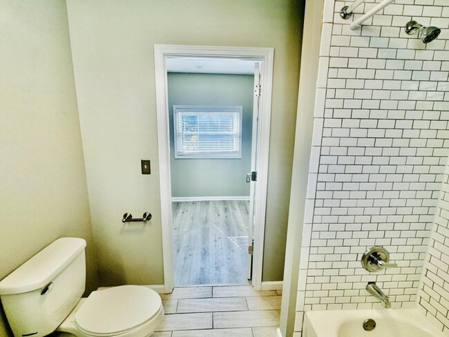 Building Photo - 520 Wainwright Ave