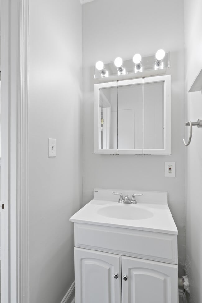 Building Photo - 209 Douglas St NE