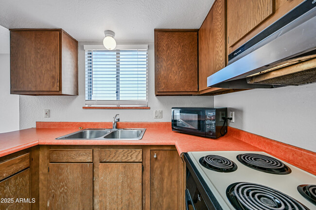 Building Photo - 5580 S Kings Ranch Rd