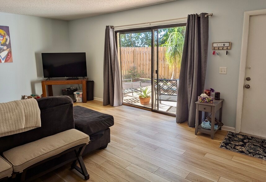 Building Photo - 1166 6th Ave