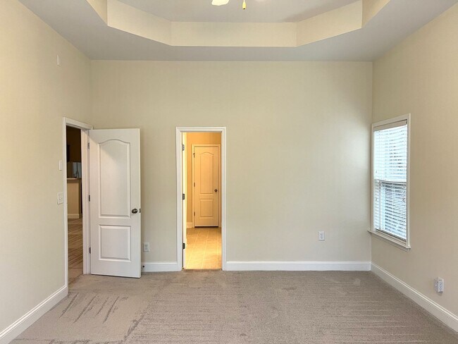 Building Photo - The Highlands!!