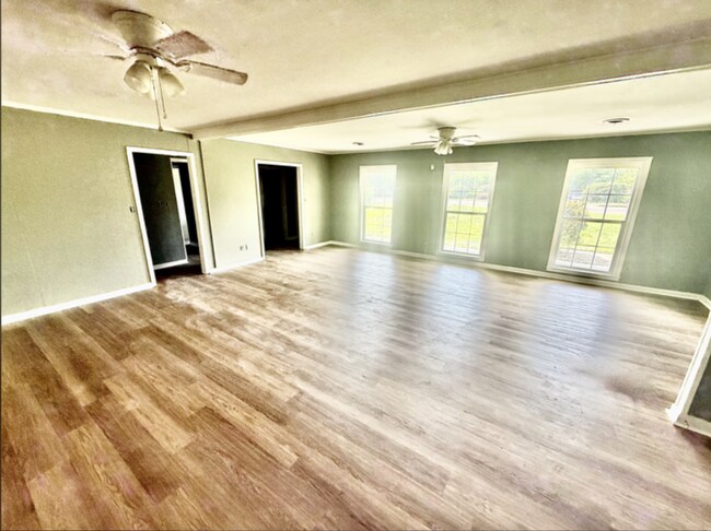 Building Photo - 3 bed 2 bath home recently renovated